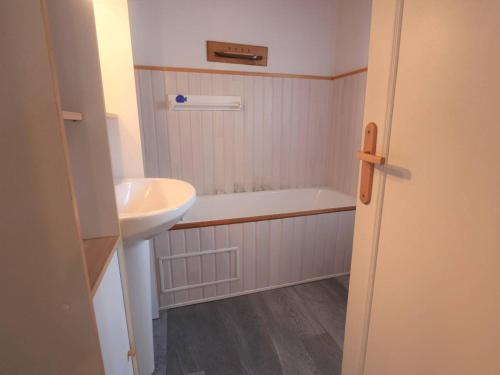La salle de bains est pourvue d'un lavabo et d'une baignoire. dans l'établissement Appartement Bénodet, 2 pièces, 2 personnes - FR-1-481-65, à Bénodet