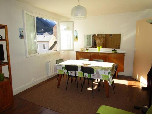 une cuisine avec une table et des chaises dans une pièce dans l'établissement Appartement T3 près télécabine et commerces, 6 pers, Parking - FR-1-234-208, à Cauterets
