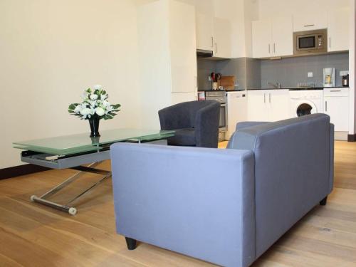 un salon avec une table et deux chaises dans l'établissement Appartement 3 pièces avec cuisine équipée, TV, et parquet massif à Rochefort - FR-1-246B-462, à Rochefort