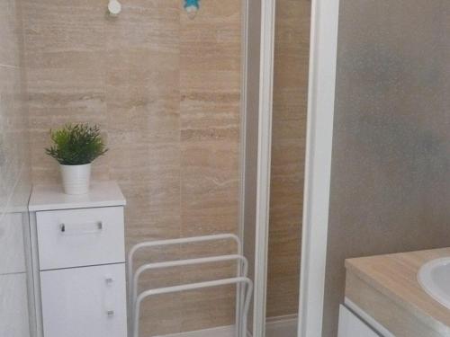 une salle de bain avec une douche avec des toilettes et un lavabo dans l'établissement Quiberon - Studio rénové 28m² - Terrasse sud - Garage privé - FR-1-478-41, à Quiberon