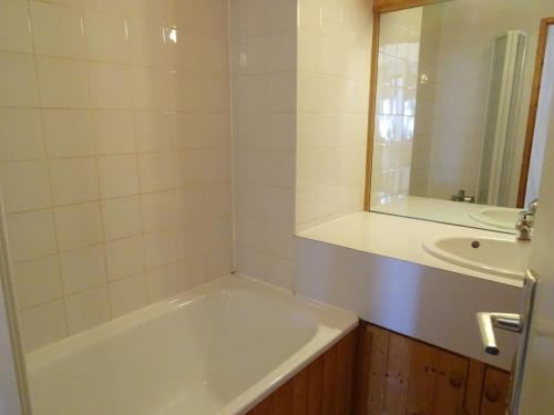 a bathroom with a bath tub and a sink at Appartement Peisey-Vallandry, 2 pièces, 5 personnes - FR-1-411-527 in Landry