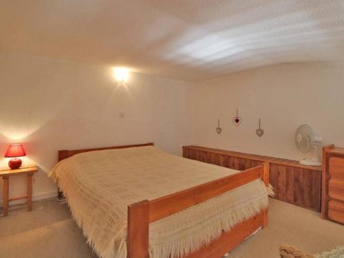 um quarto com uma cama, uma cómoda e um candeeiro em Studio Montvalezan-La Rosière, 1 pièce, 4 personnes - FR-1-398-563 em La Rosière