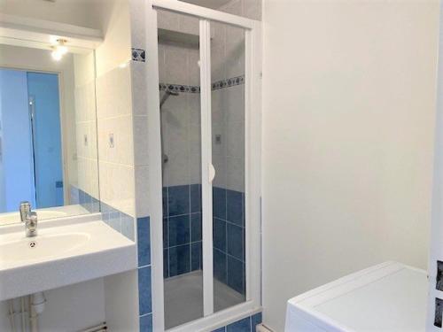 une salle de bain avec douche et lavabo dans l'établissement Quiberon - Appartement 2 pièces - 4 pers, balcon, parking - FR-1-478-77, à Quiberon