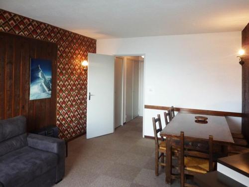 un salon avec une table et un canapé dans l'établissement Studio pour 6 pers, skis aux pieds, balcon, ascenseur aux Orres - FR-1-322-332, aux Orres