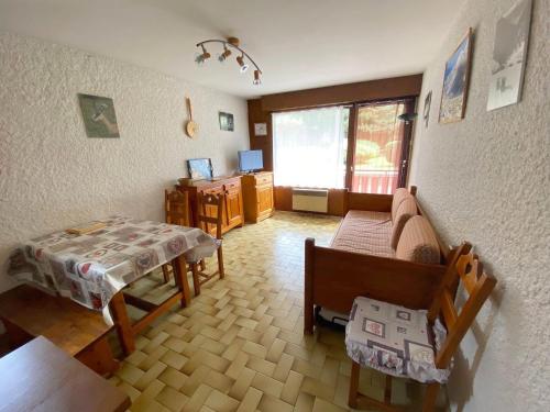 En sittgrupp på Appartement La Clusaz, 2 pièces, 5 personnes - FR-1-459-88