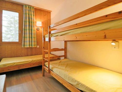 ラ・ロジエールにあるAppartement Montvalezan-La Rosière, 2 pièces, 5 personnes - FR-1-398-583の窓付きの客室で、二段ベッド2台が備わります。