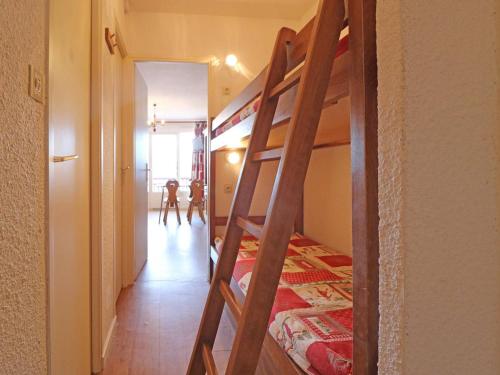 Ein Etagenbett oder Etagenbetten in einem Zimmer der Unterkunft Studio Montvalezan-La Rosière, 1 pièce, 4 personnes - FR-1-398-575