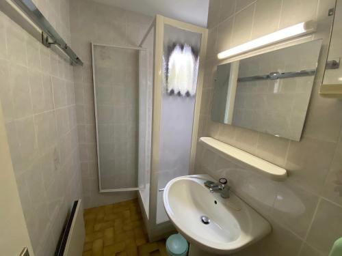 une salle de bain blanche avec un lavabo et une douche dans l'établissement Studio spacieux avec balcon et garage, proche du Bossonnet et pistes de ski - FR-1-459-88, à La Clusaz