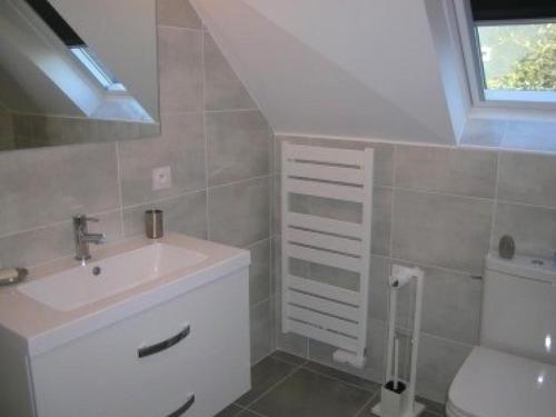 ein Bad mit einem Waschbecken, einem WC und einem Fenster in der Unterkunft Villa Belz, 5 pièces, 8 personnes - FR-1-479-22 in Belz