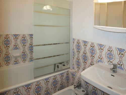 une salle de bain avec un lavabo et un miroir dans l'établissement Studio pour 6 pers, skis aux pieds, balcon, ascenseur aux Orres - FR-1-322-332, aux Orres