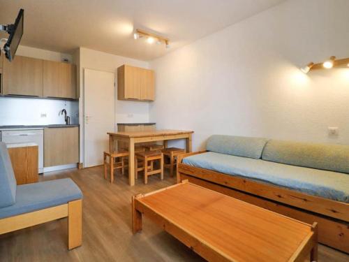 Ein Sitzbereich in der Unterkunft Appartement Montvalezan-La Rosière, 2 pièces, 5 personnes - FR-1-398-583