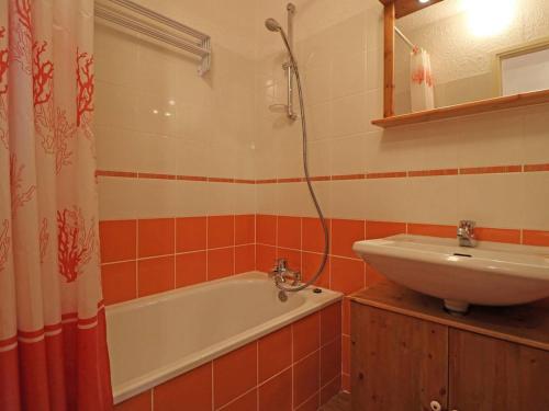 a bathroom with a bath tub and a sink at Studio Montvalezan-La Rosière, 1 pièce, 4 personnes - FR-1-398-575 in La Rosière