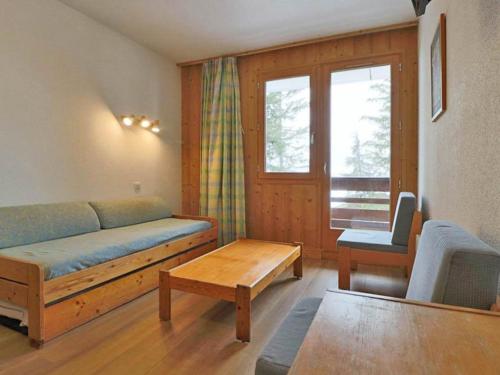 Ein Sitzbereich in der Unterkunft Appartement Montvalezan-La Rosière, 2 pièces, 5 personnes - FR-1-398-583