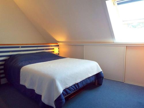 a bedroom with a large bed with a window at Appartement Carnac, 3 pièces, 5 personnes - FR-1-477-51 in Carnac