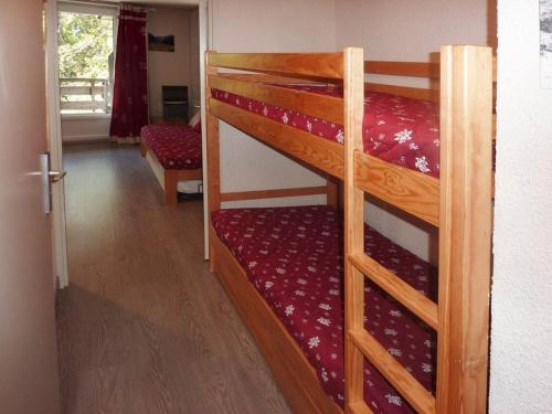 a bedroom with two bunk beds in a room at Appartement Les Orres, 2 pièces, 6 personnes - FR-1-322-340 in Les Orres