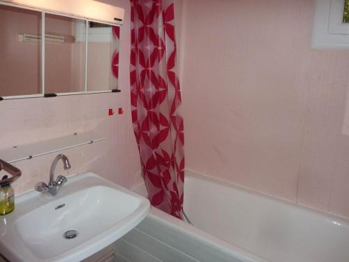 une salle de bain avec un lavabo et un rideau de douche dans l'établissement Appartement calme 6 pers, 200m du centre, balcon, animaux OK - FR-1-322-340, aux Orres