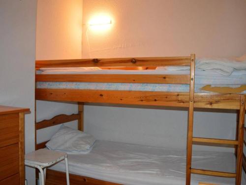 een slaapkamer met 2 stapelbedden en een bureau bij Maison Saint-Cyprien, 3 pièces, 8 personnes - FR-1-225D-616 in Saint Cyprien Plage