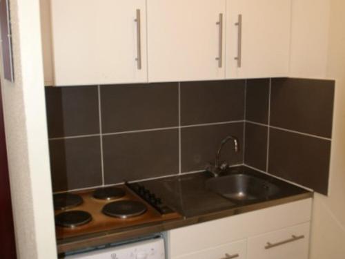 une cuisine avec un évier et un plan de travail dans l'établissement Appartement 2 pièces au pied des pistes, balcon, casier à ski, parking gratuit - FR-1-557-62, à Les Adrets