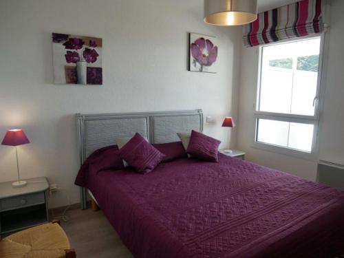 fioletowe łóżko w sypialni z oknem w obiekcie Appartement Étel, 2 pièces, 4 personnes - FR-1-479-68 w mieście Étel