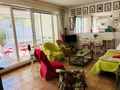 Appartement Arcachon, 3 pièces, 6 personnes - FR-1-433-44にあるシーティングエリア