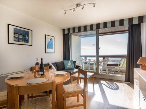 - un salon avec une table et des chaises offrant une vue dans l'établissement Carnac - Studio 2 pers., 28m², Parking, Face mer - FR-1-477-120, à Carnac