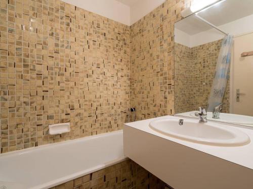 une salle de bain avec un lavabo, une baignoire et un miroir dans l'établissement Carnac - Studio 2 pers., 28m², Parking, Face mer - FR-1-477-120, à Carnac