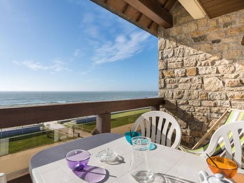 une table et des chaises avec vue sur l'océan dans l'établissement Carnac - Studio 2 pers., 28m², Parking, Face mer - FR-1-477-120, à Carnac