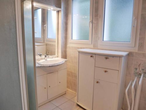 Et badeværelse på Appartement Carnac, 3 pièces, 4 personnes - FR-1-477-130