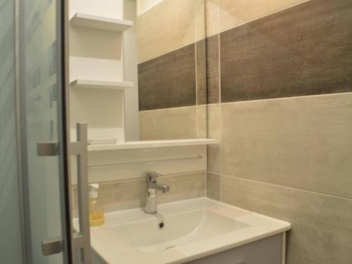 une salle de bain avec un lavabo et un miroir dans l'établissement Appartement 2 pièces avec climatisation et parking à Banyuls-sur-Mer - FR-1-225C-12, à Banyuls-sur-Mer