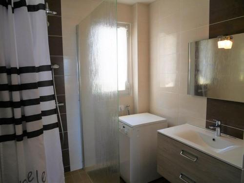 Ett badrum på Appartement Quiberon, 2 pièces, 4 personnes - FR-1-478-140