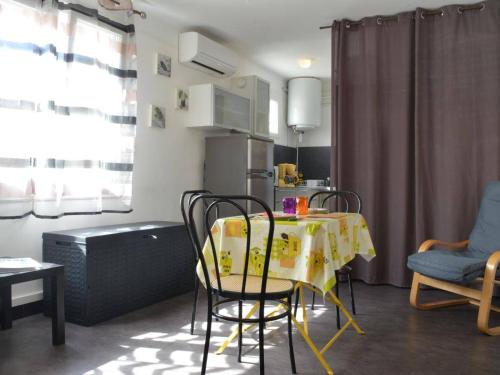 - une petite cuisine avec une table et des chaises dans la chambre dans l'établissement Appartement Banyuls-sur-Mer, 1 pièce, 2 personnes - FR-1-225C-25, à Banyuls-sur-Mer