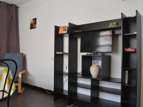 - un centre de divertissement noir avec une télévision à écran plat dans l'établissement Studio Climatisé à 200m des Plages, Centre-ville de Banyuls, 2 Couchages - FR-1-225C-25, à Banyuls-sur-Mer