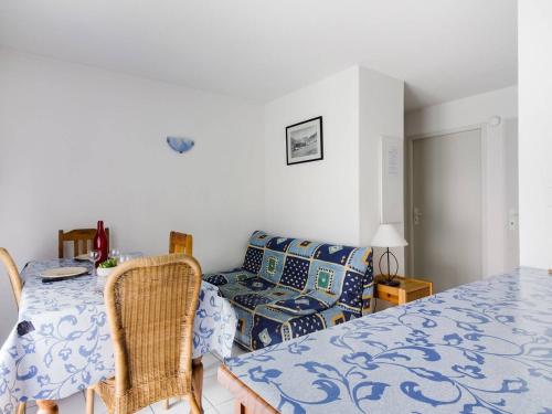 Zimmer mit einem Tisch und einem Bett sowie einem Tisch und Stühlen in der Unterkunft Appartement Luz-Saint-Sauveur, 2 pièces, 4 personnes - FR-1-402-79 in Luz-Saint-Sauveur