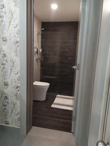 a bathroom with a shower and a toilet in it at 1br Luxury Condo Jacuzzi, gym Mountains with parking lot in Los Prados