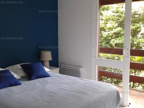 ヴュー・ブコー・レ・バンにあるVilla Vieux-Boucau-les-Bains, 4 pièces, 5 personnes - FR-1-379-93のベッドルーム1室(青い壁のベッド1台、窓付)