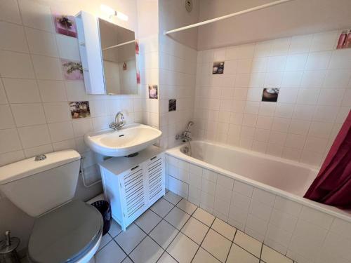 a bathroom with a toilet and a sink and a tub at Studio Cambo-les-Bains, 1 pièce, 2 personnes - FR-1-495-63 in Cambo-les-Bains
