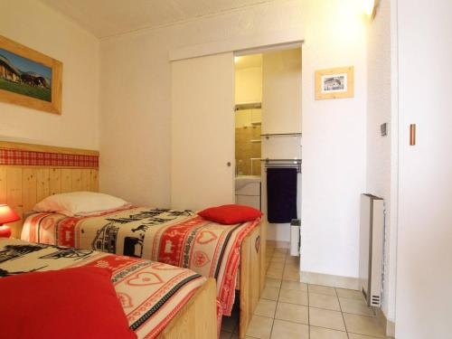 une chambre d'hôtel avec deux lits et une cuisine dans l'établissement Appartement T2 cabine à Briançon, parfait pour 4-6 pers, proche centre, télécabine et commerces - FR-1-330C-65, à Briançon