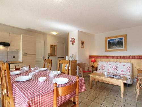 un salon avec une table et une cuisine dans l'établissement Appartement T2 cabine à Briançon, parfait pour 4-6 pers, proche centre, télécabine et commerces - FR-1-330C-65, à Briançon