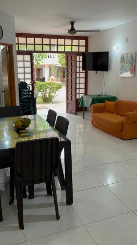 ein Wohnzimmer mit einem Tisch und einem Sofa in der Unterkunft Cabaña en coveñas in Coveñas