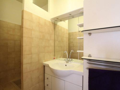 une salle de bain avec un lavabo et un miroir dans l'établissement Appartement T2 cabine à Briançon, parfait pour 4-6 pers, proche centre, télécabine et commerces - FR-1-330C-65, à Briançon