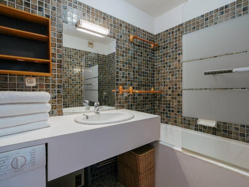 une salle de bain avec un lavabo et un miroir dans l'établissement Carnac: Appartement 6 pers, 3 pièces, 60m², Wifi, proche plage, parking - FR-1-477-29, à Carnac