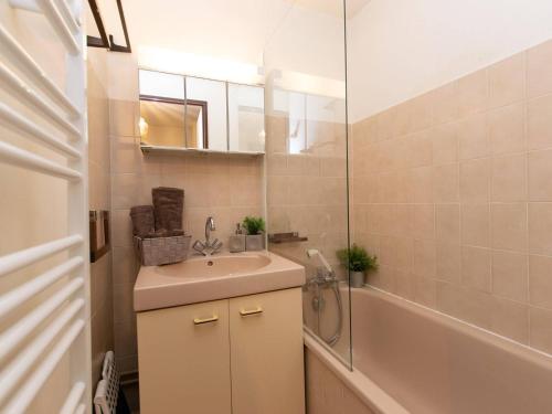a bathroom with a sink and a mirror and a tub at Appartement T2 pour 4 pers. à Saint-Lary Soulan, prox. centre et téléphérique, balcon, navette gratuite - FR-1-296-281 in Saint-Lary-Soulan