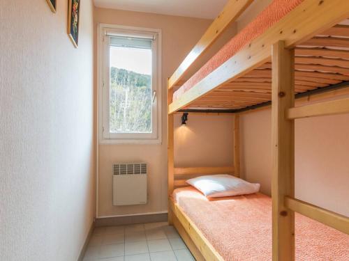 une chambre avec deux lits superposés et une fenêtre dans l'établissement 2 pièces, parking, balcon sud, proche télécabine - Briançon - FR-1-330C-66, à Briançon