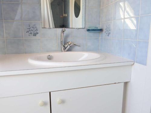 une salle de bain avec un lavabo et un miroir dans l'établissement Maison lumineuse à Carnac, 4 pièces, 55m², piscine chauffée, à 500m de la plage et des commerces, Wifi - FR-1-477-68, à Carnac
