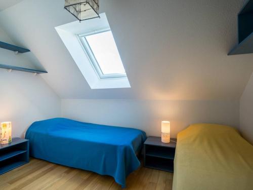 - une chambre avec 2 lits et une lucarne dans l'établissement Maison Carnac 3 pièces, plage à 200m, jardin clos, parking, idéal famille - FR-1-477-85, à Carnac