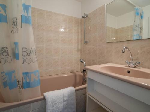 une salle de bain avec un lavabo et une baignoire dans l'établissement Maison Carnac 3 pièces, plage à 200m, jardin clos, parking, idéal famille - FR-1-477-85, à Carnac