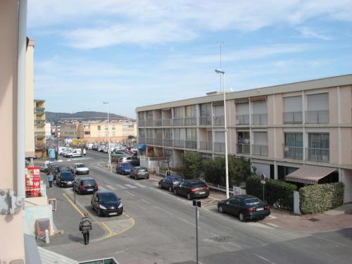 une rue de la ville avec des voitures garées devant un bâtiment dans l'établissement Appartement Spacieux ** à Balaruc-les-Bains, Proche Thermes avec Loggia et Garage Optionnel - FR-1-503-61, à Balaruc-les-Bains