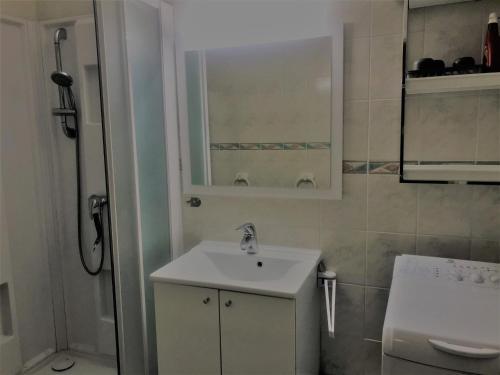 Ванна кімната в Appartement Balaruc-les-Bains, 2 pièces, 4 personnes - FR-1-503-62