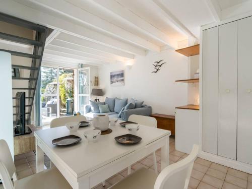 une cuisine et un salon avec une table et des chaises blanches dans l'établissement Maison à Carnac, proche plage, jardin clos, 3 pièces, 4 pers, Wifi, parking, petit animal accepté - FR-1-477-154, à Carnac