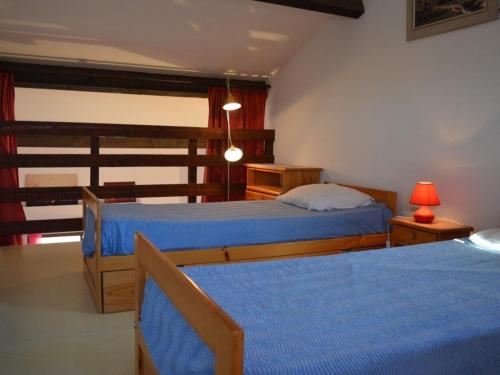 - une chambre avec 2 lits avec des draps bleus dans l'établissement Appartement 2 pièces avec mezzanine, piscine et parking à Saint Cyprien - FR-1-225D-65, à Saint Cyprien Plage